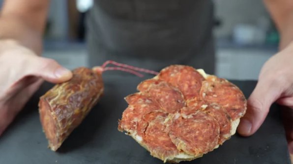 I det här inlägget visar jag dig hur du kan göra en stark salami själv. Tre olika chilisorter ger en mångfacetterad smak: den fruktiga djupet från ancho, den rökiga tonen från chipotle och den ordentliga hettan från birdseye.