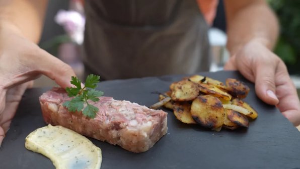Eisbein på lägg är en klassiker av tysk husmanskost: mört, salt lägg-kött i kryddig gele, tunt skivad, en fröjd.  Den serveras traditionellt med stekt potatis, senap eller remoulad. Den är också utmärkt när den skivas tunt på bröd