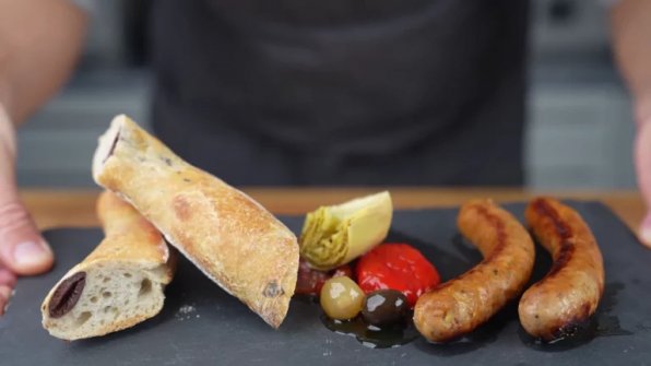 Antipasti-korven är en riktig sommarkorv och passar utmärkt på grillen eller i stekpannan. Tillsammans med krispigt olivbröd och några extra antipasti på tallriken blir den snabbt höjdpunkten på varje sommargrillkväll.