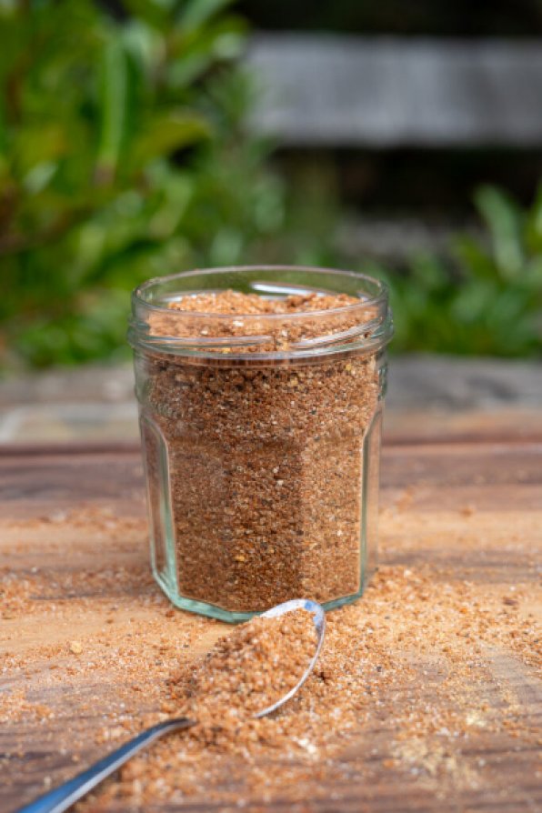 Denna mångsidiga kryddblandning för grillat fläsk erbjuder en perfekt balans mellan sött, rökigt och salt, med precis lagom mycket hetta för att ge rätten en spännande twist. Den är gjord på vanliga kryddor som man alltid har i skafferiet och passar utmärkt till revbensspjäll, pulled pork, burnt ends och till och med kyckling eller kalkon.