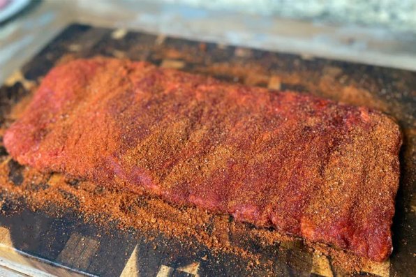 Denna kryddblandning bygger på klassiska barbecuesmaker och har den perfekta balansen mellan sötma, salt och hetta för fläskribs.