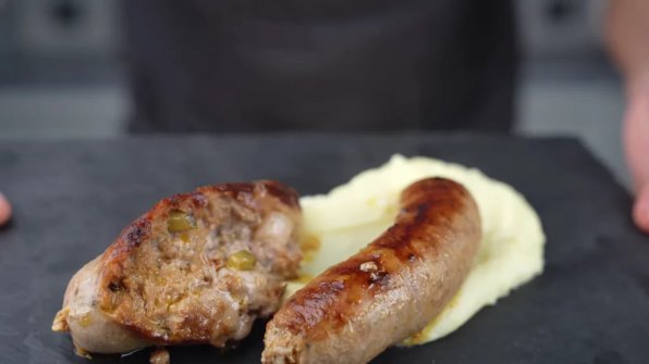 Nötkött, fläskbog, rökt sidfläsk, inlagda gurkor, schalottenlök och senap. Den klassiska rouladen läggs in i tarmskinnet i sin helhet. När man skär upp den är halva jobbet gjort – man ser att gurk- och lökbitarna är jättefint fördelade, och smakmässigt kommer den förvånansvärt nära en äkta roulade.