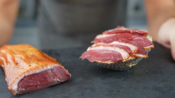 Det rökta gåsbröstet är en av mina favoriter: aromatiskt och kryddigt tack vare den klassiska Quatre-Épices-blandningen av vitpeppar, ingefära, muskot och kryddnejlika, med en fast, mörk konsistens som verkligen gör sig bra på en smörgåsbricka. Perfekt till ett kraftfullt rött vin eller på en ostbricka.