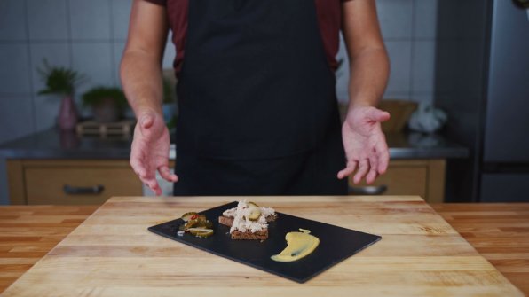 Rillette är ett klassiskt franskt pålägg gjort på fläsk som långsamt tillagas i sitt eget fett. Med bara några ingredienser och lite tålamod kommer du att ha något riktigt gott på bordet, utan några onödiga smakförstärkare.