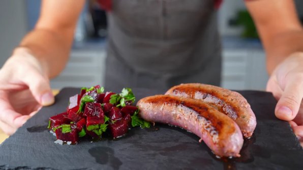 Om du gillar rödbetor kommer du att älska denna bratwurst! Rödbetans lite jordnära sötma, i kombination med saftigt kött och finstämda kryddor, resulterar i en särskilt aromatisk och färgglad bratwurst som garanterat drar till sig uppmärksamhet.