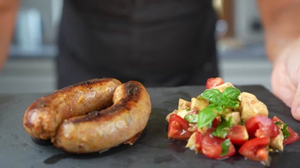 Om du gillar Caprese kommer du att älska denna bratwurst: saftiga soltorkade tomater, smältande mozzarella och färsk basilika kombineras för att skapa en somrig bratwurst som smakar som Dolce Vita.