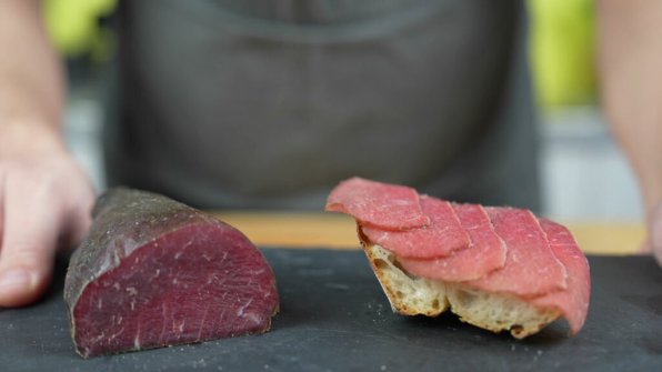 Bresaola är en lufttorkad oxskinka från Italien som smakar likt schweiziska Bündnerfleisch. Skinkan är traditionellt gjord av benet av nötkött, är mager, mör och raffinerad med endast ett fåtal kryddor.
